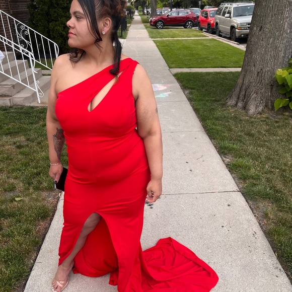 Red Gown - Picture 3 of 3